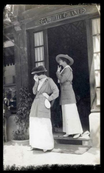 Tienda de sombreros con su nombre "Gabriellle Chanel".