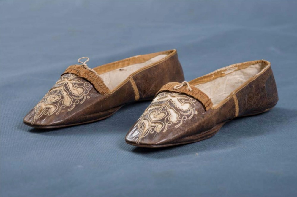 Zapato de cuero marrón tipo mocasín. Hacia 1770-1800. Colección Ministerio de Cultura. Lima.