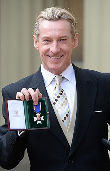 Ian Carmichael ha cuidado el cabello de la Reina dos veces por semana durante 19 años, por lo que fue reconocido por la soberana como miembro de la Real Orden Victoriana.