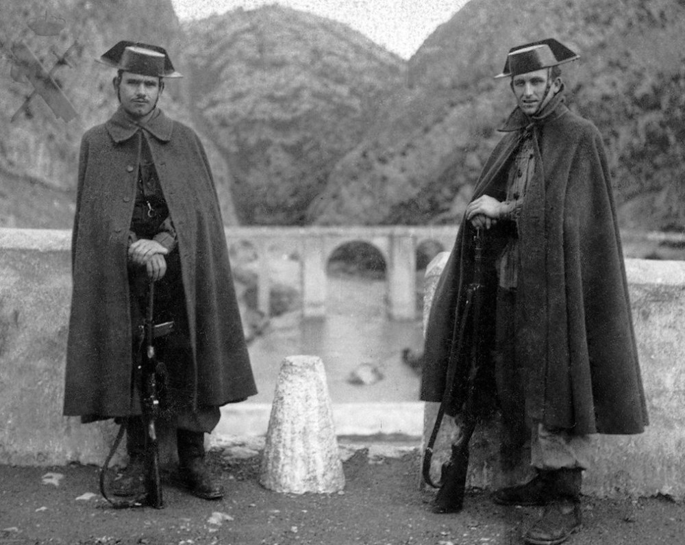 Pareja de agentes de la Guardia Civil. 1948.