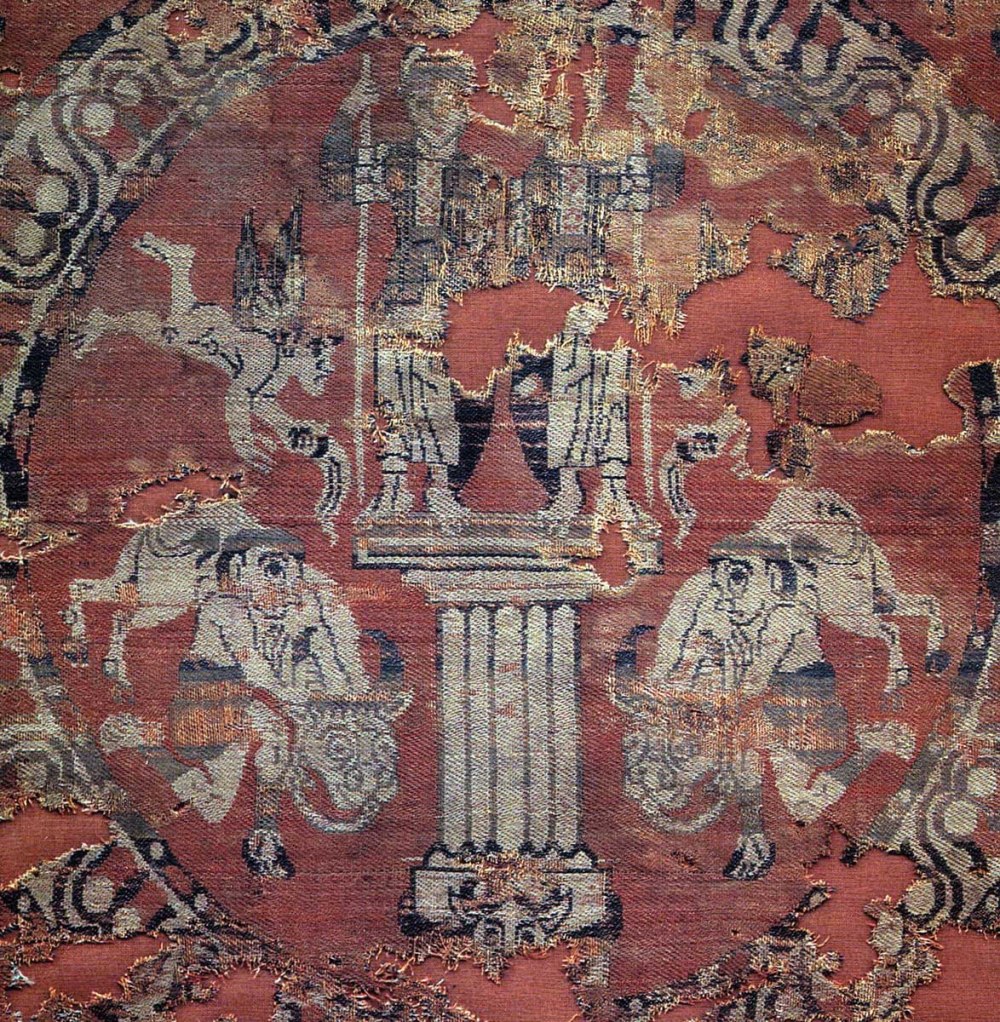 Tela de seda con imagen de una ofrenda de animales. Bizancio siglos VII-VIII. Tesoro de la Basílica de San Servacio. Maastricht.