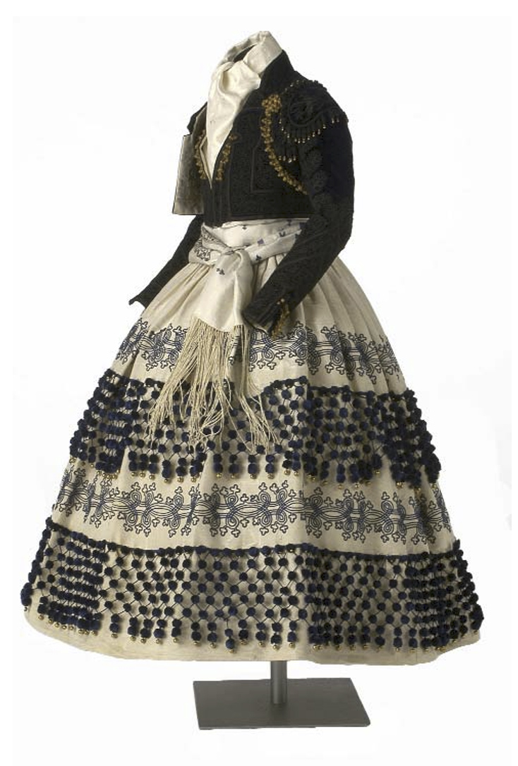 Traje regalado a la infanta Isabel por la municipalidad de Sevilla. Museo del Traje, Madrid