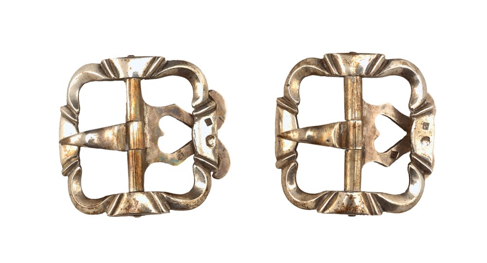 Pareja de hebillas de rodilla. Siglo XVIII. Cooper Hewitt, Smithsonian Design Museum. Nueva York.