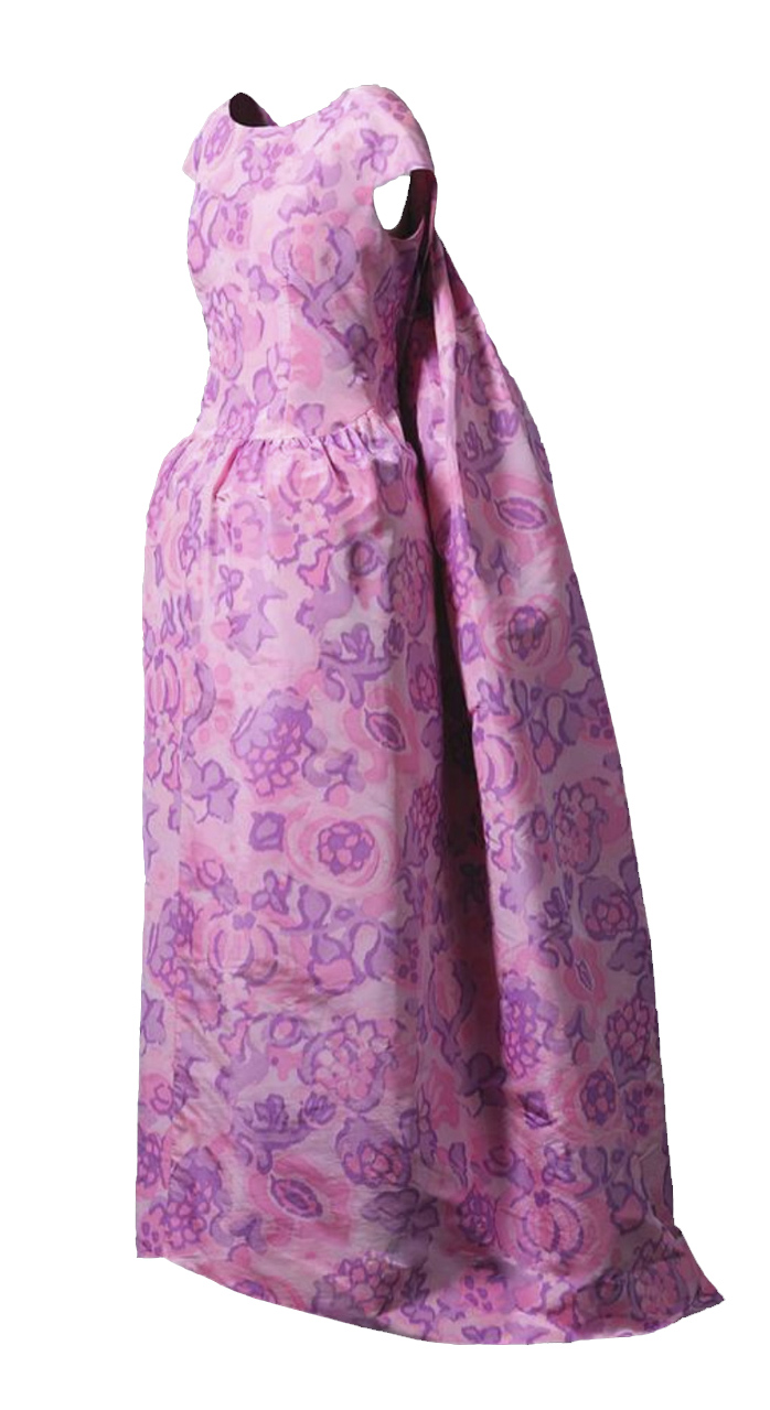 Vestido de noche en tafetán de seda rosa con estampación en distintos tonos de rosa y violeta que dibuja motivos florales ikat. Febrero de 1961.
