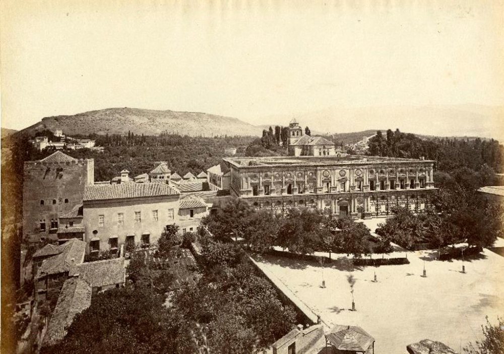 Vista general de la Alhambra desde la Torre del Homenaje. Jean Laurent. Archivo del Patronato de la Alhambra y Generalife.