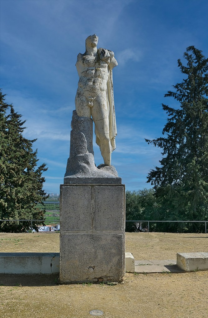 Estatua del Emperador Trajano divinizado. Es réplica de un original existente en el Museo Arqueológico de Sevilla encontrado en Itálica. Alto Imperio Romano (ca. 117-139)