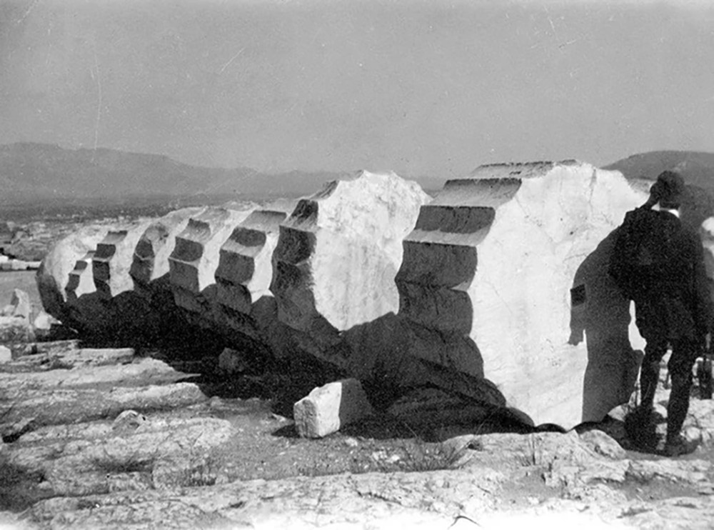 Le Corbusier apoyado en una columna griega que en alguna vez formó parte del Partenón. 1911
