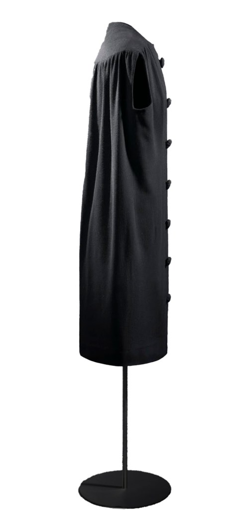 Vestido Saco1957

Este modelo, llamado "vestido saco", muestra la original línea en la que Balenciaga trabajó en los años 50