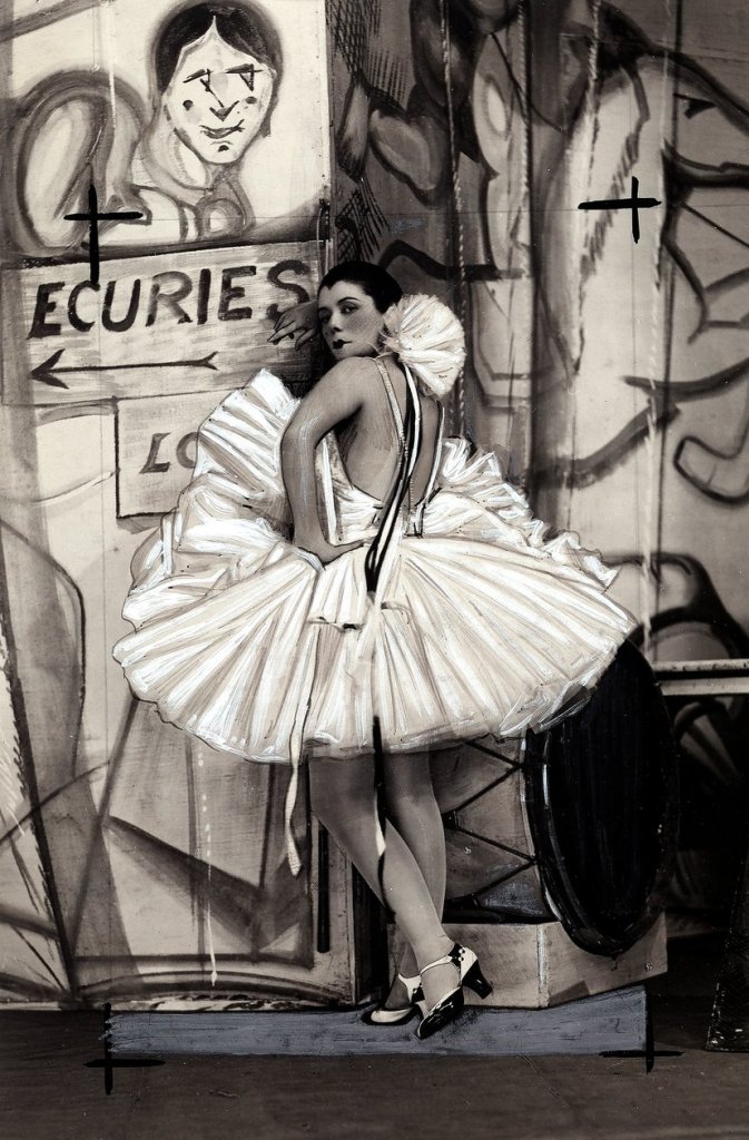 Retrato de la actriz francesa Spinelly, en un traje de bailarina. Estudio Walery.